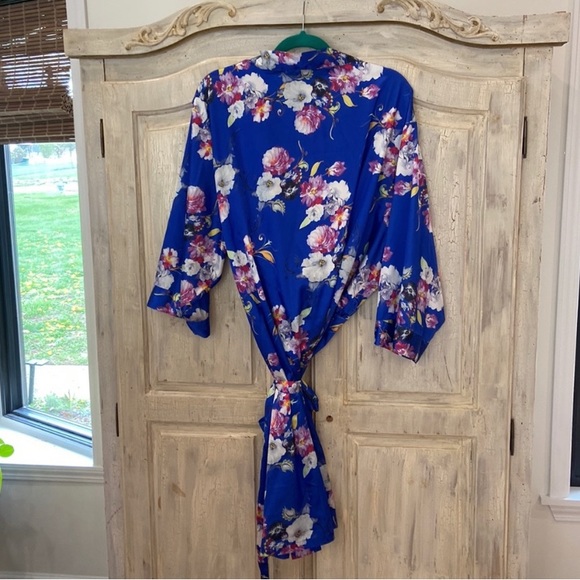 Beautiful Floral Robe - Picture 2 of 4